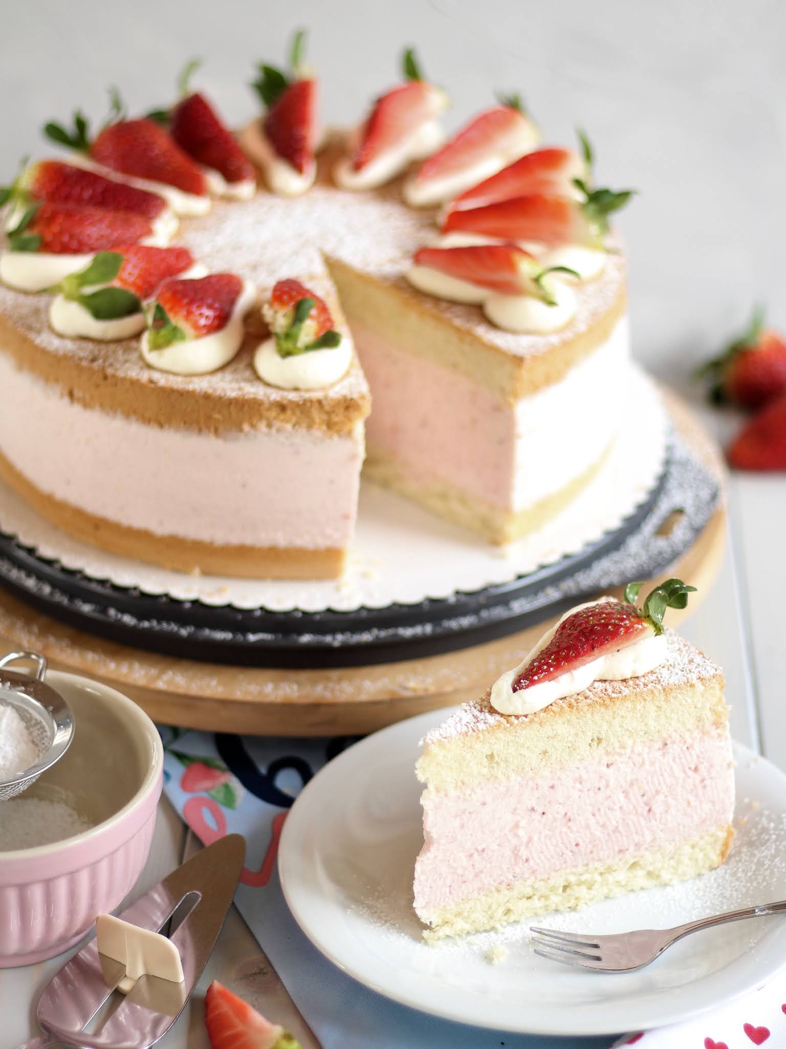 Traumhafte Erdbeer-Käse-Sahnetorte backen! Geburtstagstorte | Rezept ... Traumhafte Erdbeer-Käse-Sahnetorte backen! Geburtstagstorte | Rezept ...