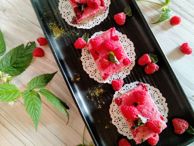Prăjitură rece cu Matcha și zmeură Prăjitură rece cu Matcha și zmeură