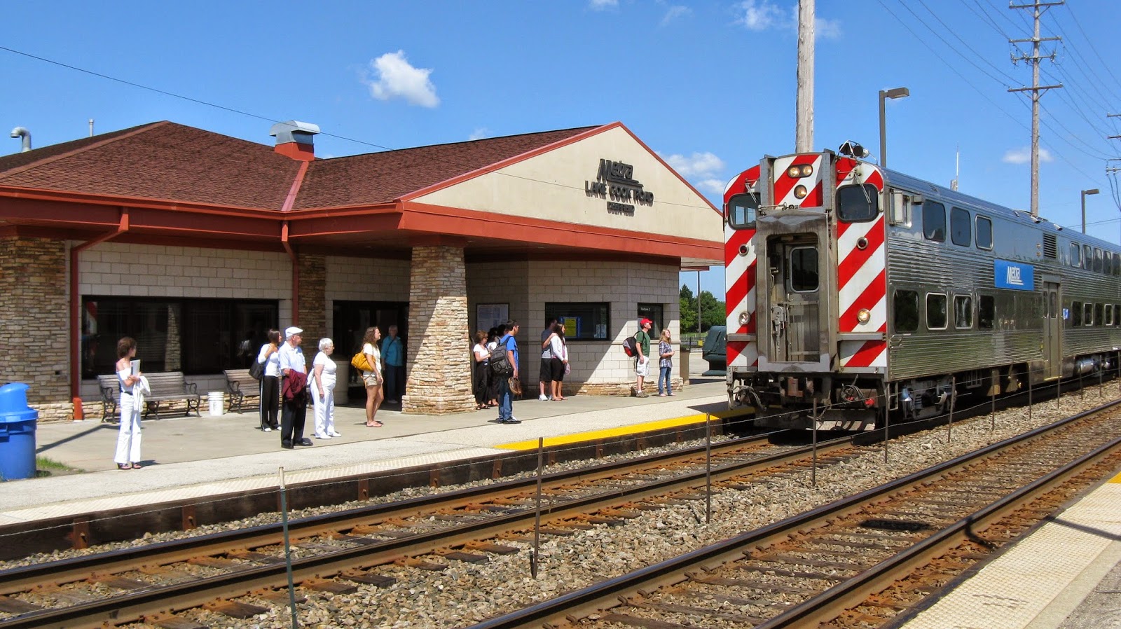 Eddie's Rail Fan Page: A southbound Metra local commuter train, arrives ...