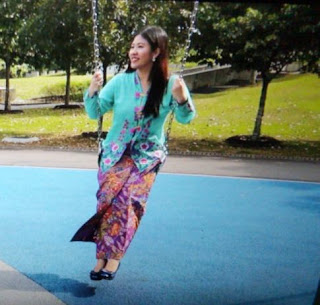 blue kebaya lady on swing