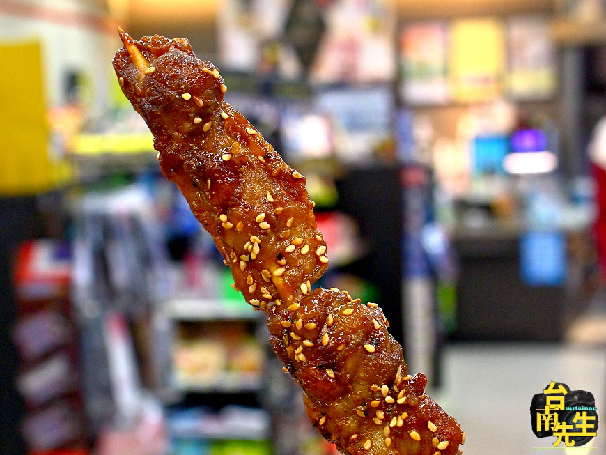 台南串燒／每日限量晚來吃不到／隱身市場一賣20多年／剛擺攤就有客人上門／木炭烘烤香氣撲鼻／在地人激推私房宵夜