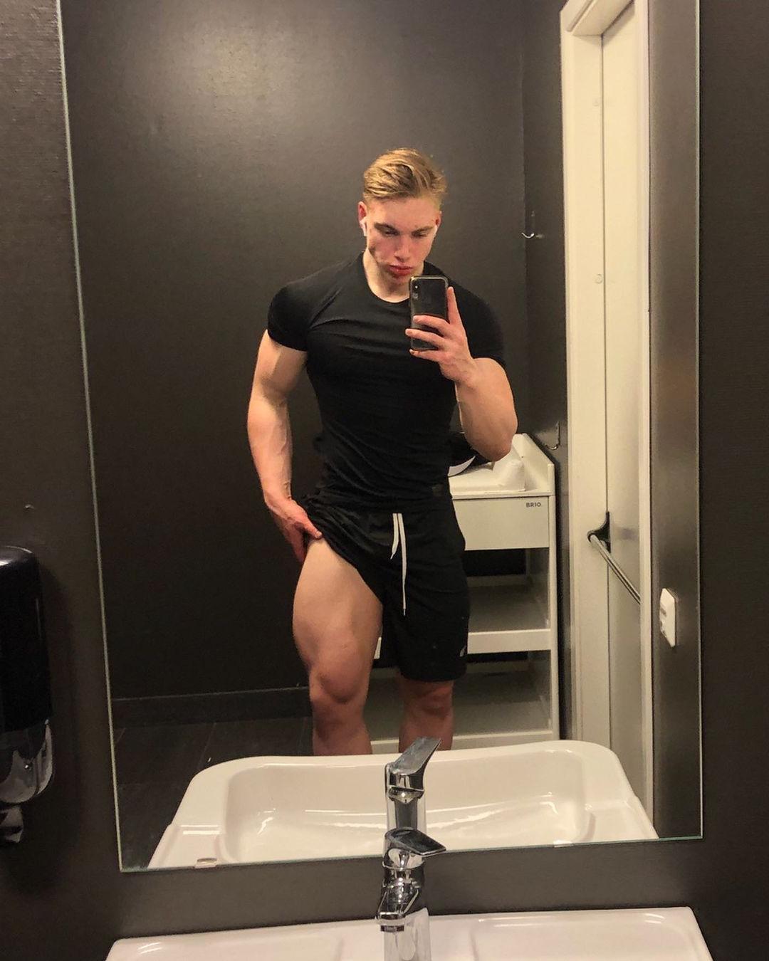 handsome-young-blond-boy-hunk-oliver-forslin-thick-thighs-selfie