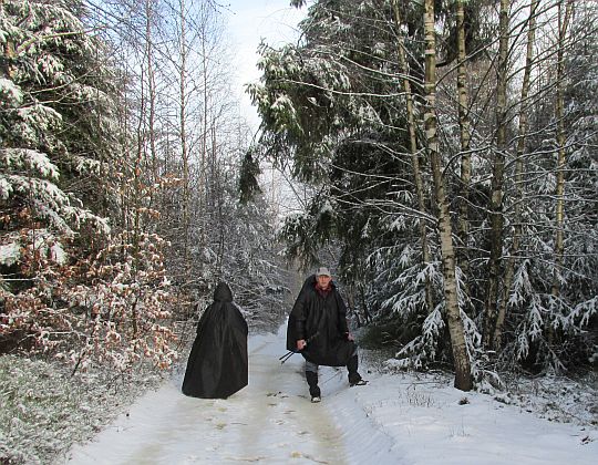 Cały czas szlak wiedzie niemal płasko grzbietem masywu.