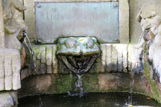 Bechsteinbrunnen - Denkmal für Dichter Ludwig Bechstein im Meininger Englischen Garten