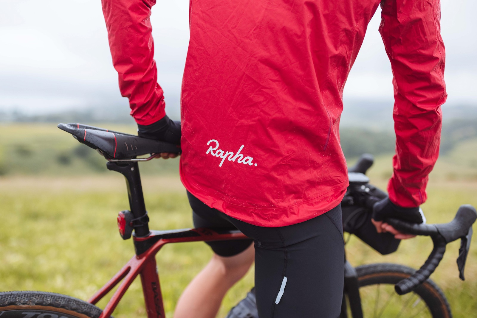 Review Rapha Men's Core Rain Jacket II Waterproof Cycling Jacket