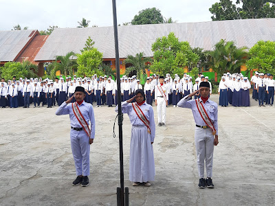 Upacara Bendera Kegiatan Menumbuhkan Nilai Nilai Karakter Bangsa Di Sekolah