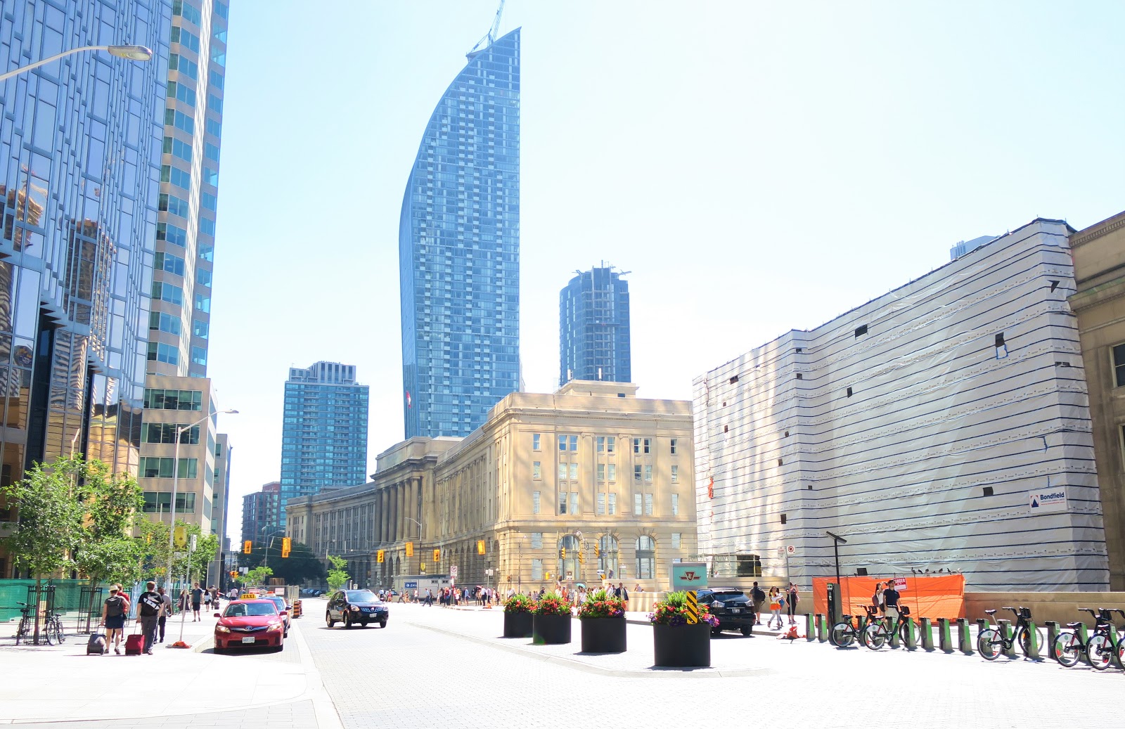 living-rootless-toronto-architecture-shadows-and-light