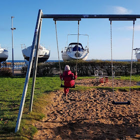 3 Spielplätze im Norden von Kiel mit Blick aufs Meer. Der Spielplatz in Schilksee bietet einen Blick auf den Hafen und die Boote im Winterlager.
