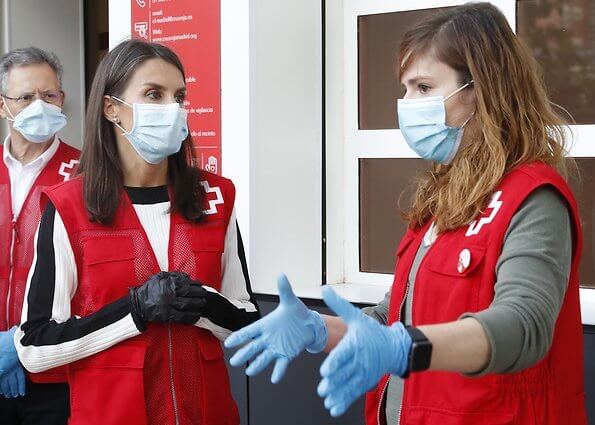 Queen Letizia visited Red Cross (Cruz Roja Spain) office in Madrid. Hugo Boss Doby white black crew neck sweatshirt