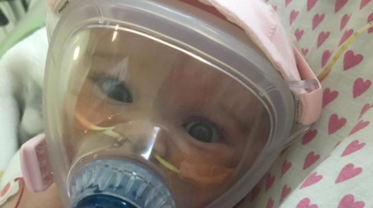 Enfermeiras choram de alegria após bebê de seis meses vencer o Covid-19 Enfermeiras choram de alegria após bebê de seis meses vencer o Covid-19