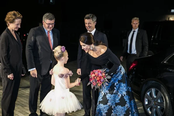 Crown Princess Mary wore a Jayson Brunsdon skirt. The Crown Princess wore that skirt first at the gala dinner of the American Chamber of Commerce