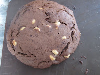 Cookies Levain Bakery au chocolat noir et aux pépites de beurre de cacahuètes Reese's après cuisson sur feuille de silicone