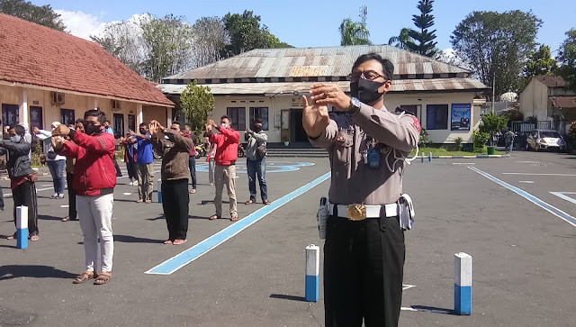 Penerapan Pisical Distancing dan Protokol Kesehatan di Kantor Satlantas Bondowoso.