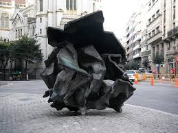 Foto de una escultura urbana de un papel arrugado, por Rubén López