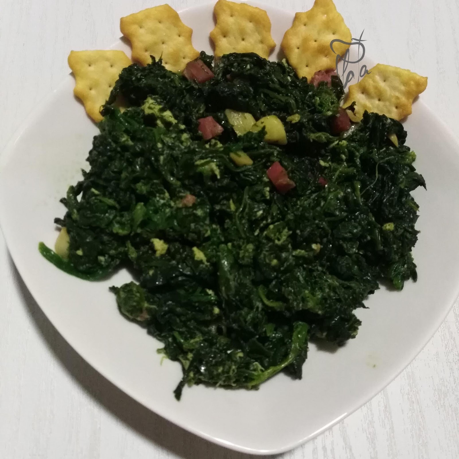 Receta de espinacas salteadas con jamón, ajo y huevo