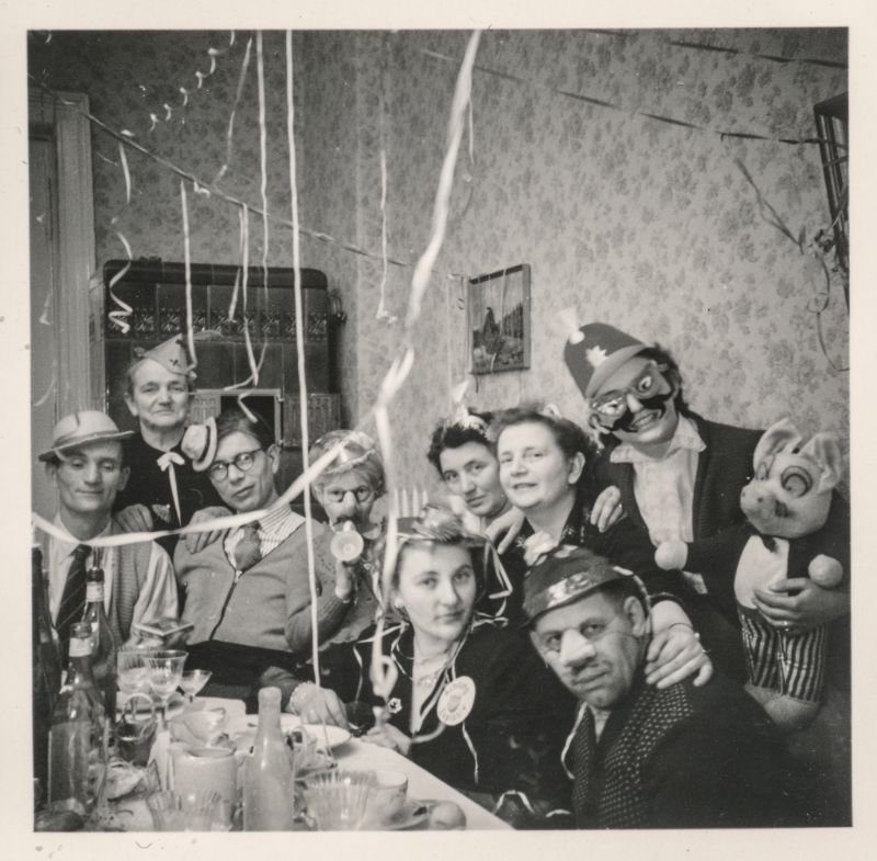 45 Found Snaps Capture People Celebrating At Their Parties From Between The 1930s And 1950s