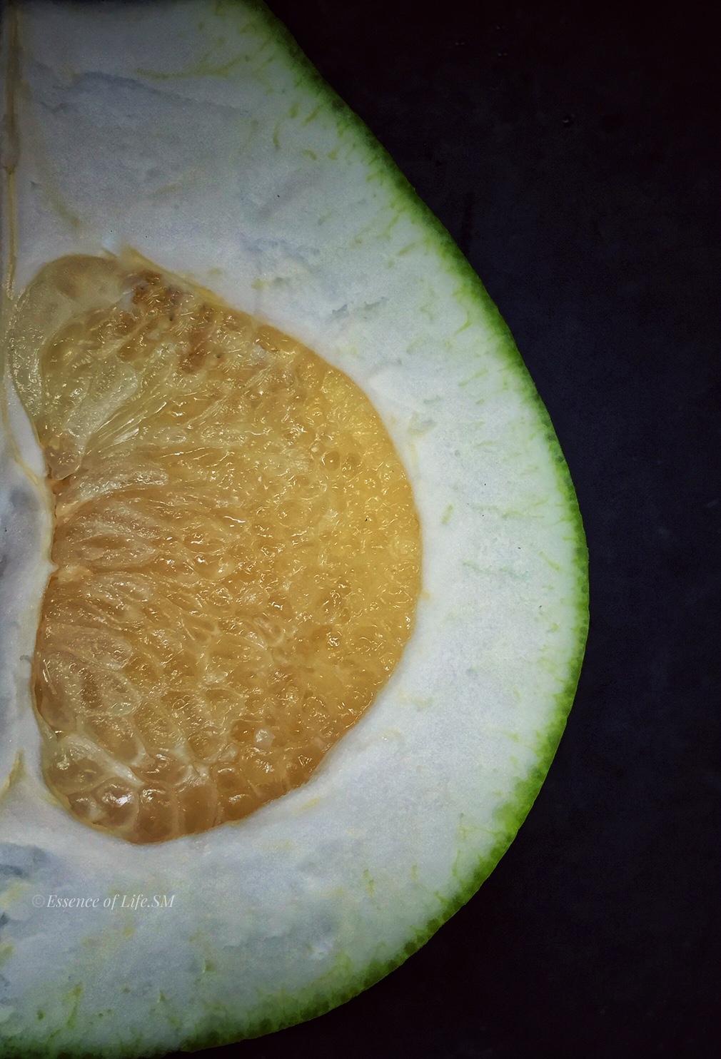 HOW TO CUT A POMELO