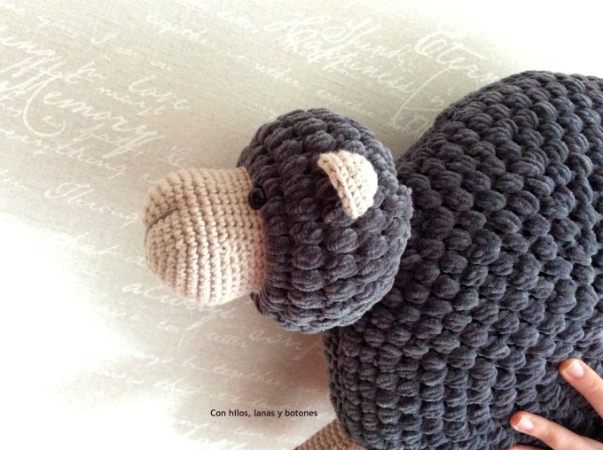 Con hilos, lanas y botones: Puffy Sheep - Cojín oveja de ganchillo (patrón de Gallimelmas)
