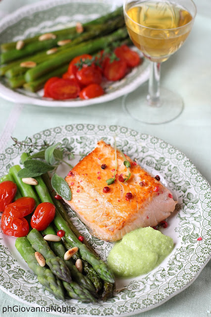 Tranci di salmone con pepe rosa, asparagi, purea di asparagi e pomodorini al forno