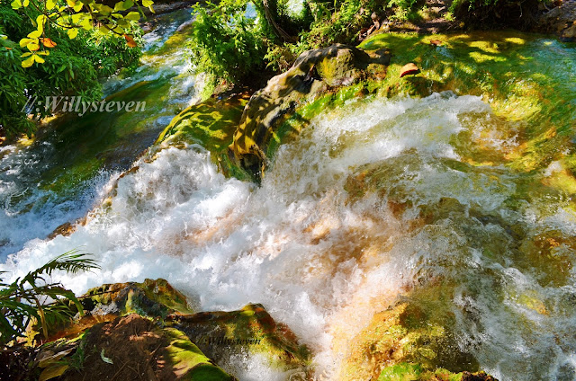 Air terjun kecil di pemandian air panas Mengeruda Pemandian Air Panas Mengeruda, Soa - Ngada