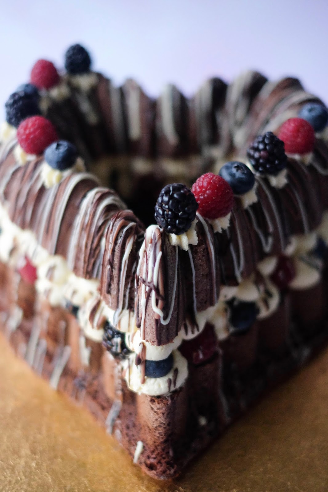 Saftiger Schokokuchen mit Vanillecreme und frischen Beeren | Marion's ... Saftiger Schokokuchen mit Vanillecreme und frischen Beeren | Marion's ...