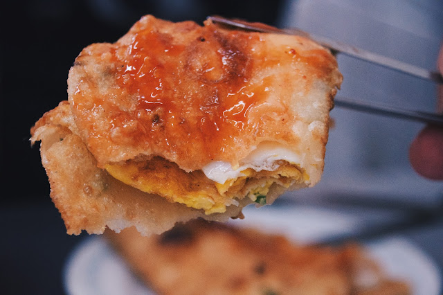 餅皮厚實，口感微酥，瞧見旁邊有甜辣醬，便在上面來回刷了一些。