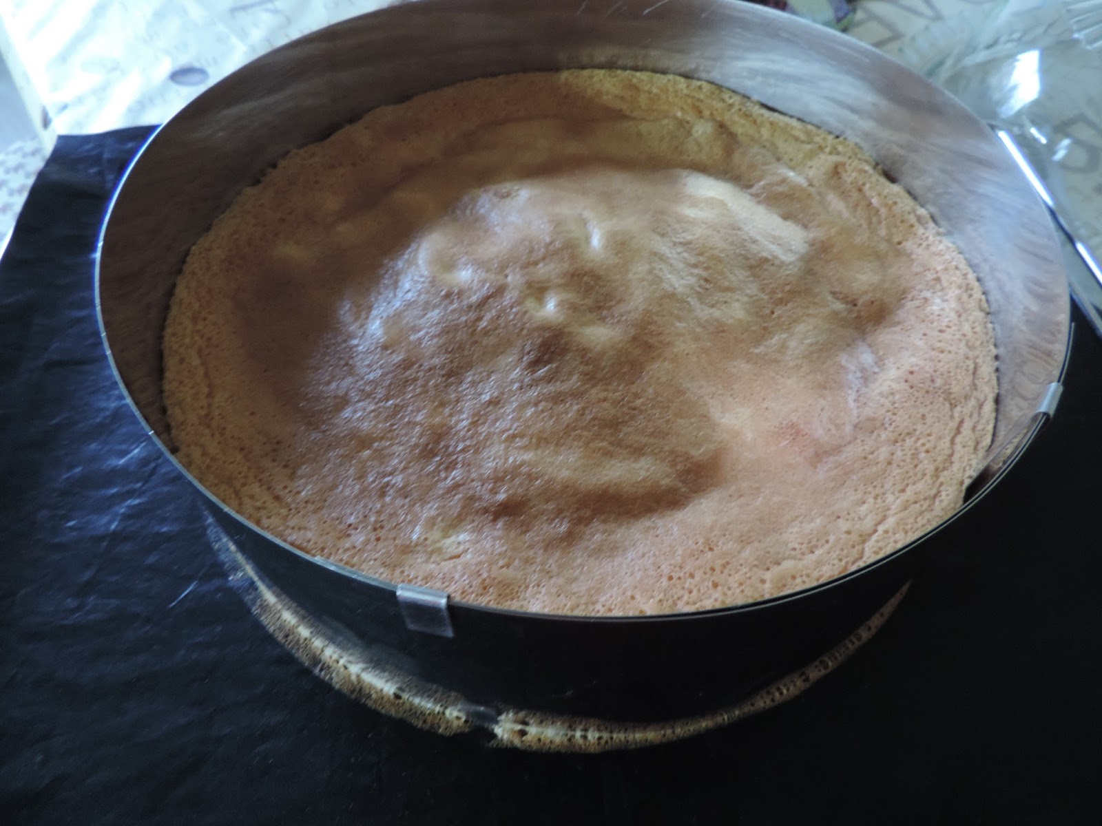 Walnuss-Sahne-Torte mit Fruchtcocktail