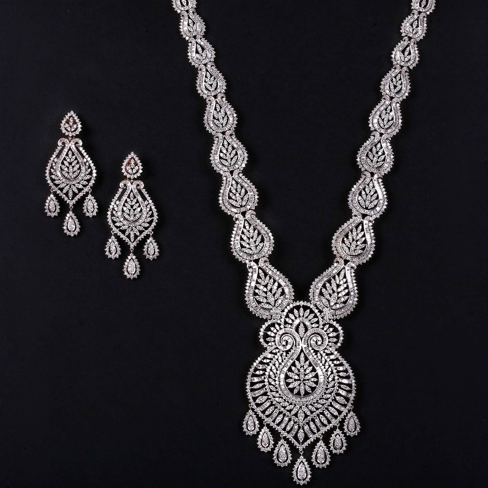 Jewelleries Online: Traditional Diamond Necklace