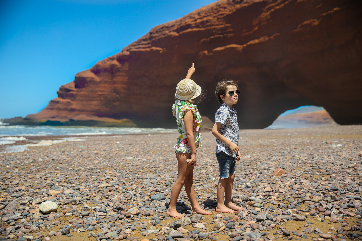 школьники путешествуют. туризм дети. дети туристы. дети путешественники. путевка в летний лагерь.