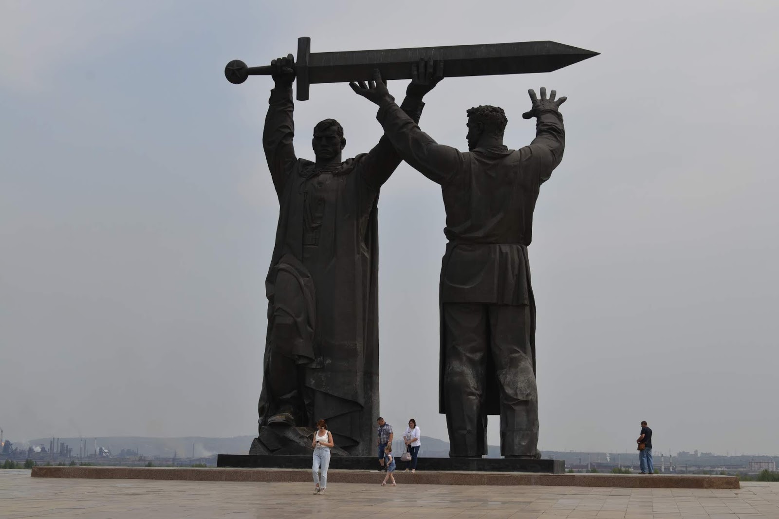 памятник на две фотографии