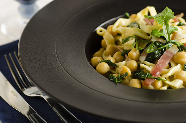 Tagliatelle con ceci, rucola e speck