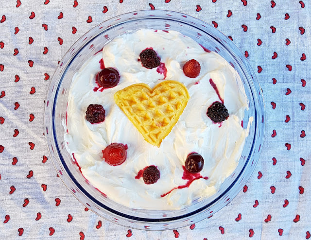 Rezept: Waffel-Schichtdessert mit Beeren. Ein total leckerer Nachtisch mit wenigen Zutaten wie Waffeln, Quark-Masse und Beeren, entweder frisch oder TK. Das einfache Dessert ist zugleich eine super Resteverwertung für übrig gebliebene Waffelherzen! In der Schüssel eignet sich die geschichtete Köstlichkeit gut zum Mitbringen.