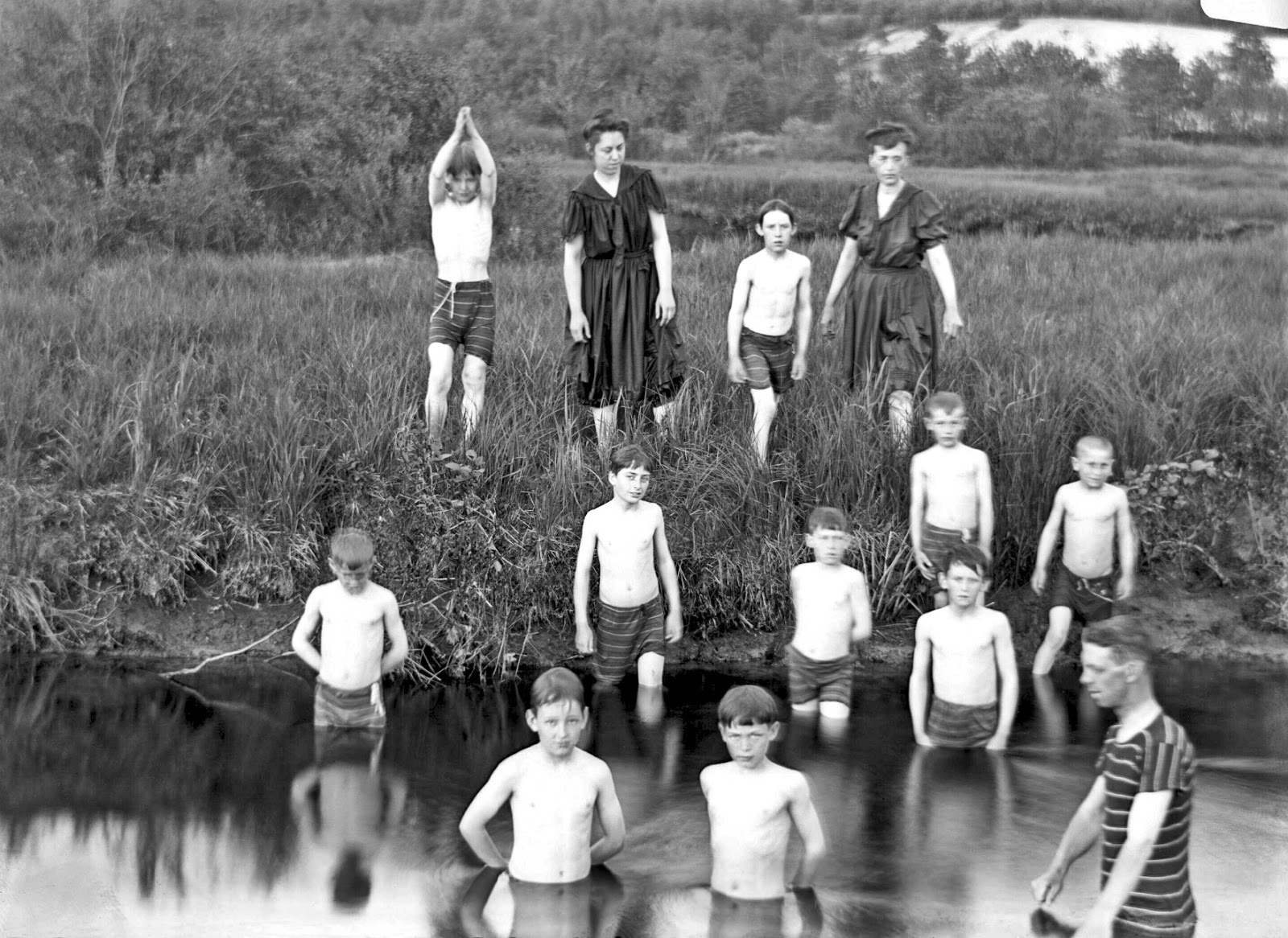 Купаются ретро. Мальчики Скауты купаются. Купание ретро в лагере. Мальчики купание ретро. Американские Скауты купаются.