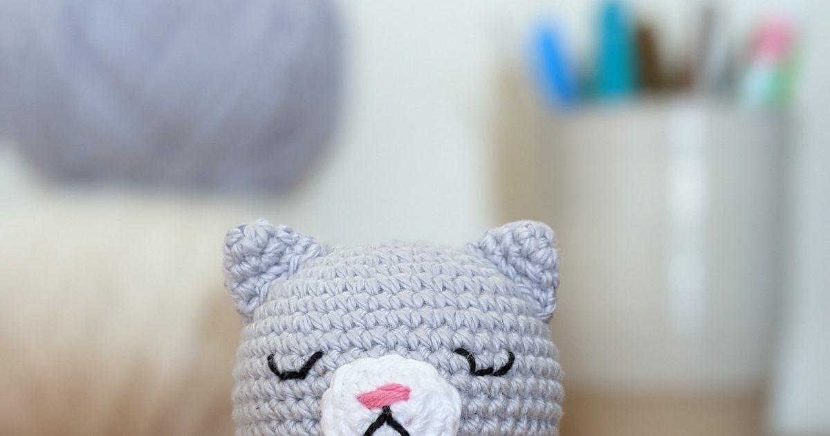 Sleepy cat [free crochet pattern]