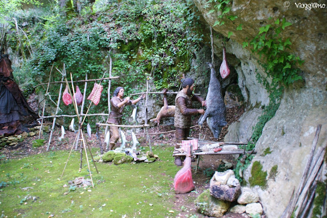 Scena di vita preistorica ambientata alle Grotte du Roc de Cazelle