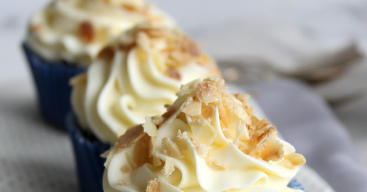 ullatrulla backt und bastelt: Mandel-Cupcakes mit Pudding-Buttercreme ullatrulla backt und bastelt: Mandel-Cupcakes mit Pudding-Buttercreme