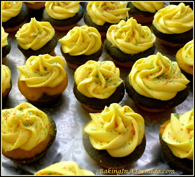 School Spirit Mini Cupcakes. Mini cupcakes in school colors for snacks, bake sales or parties. Lots of flavor in these little treats | Recipe developed by www.BakingInATornado.com | #recipe #dessert #cake