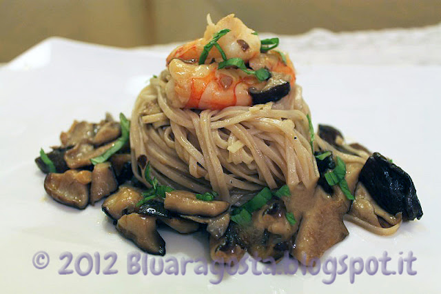 noodles ai funghi shiitake e gamberi