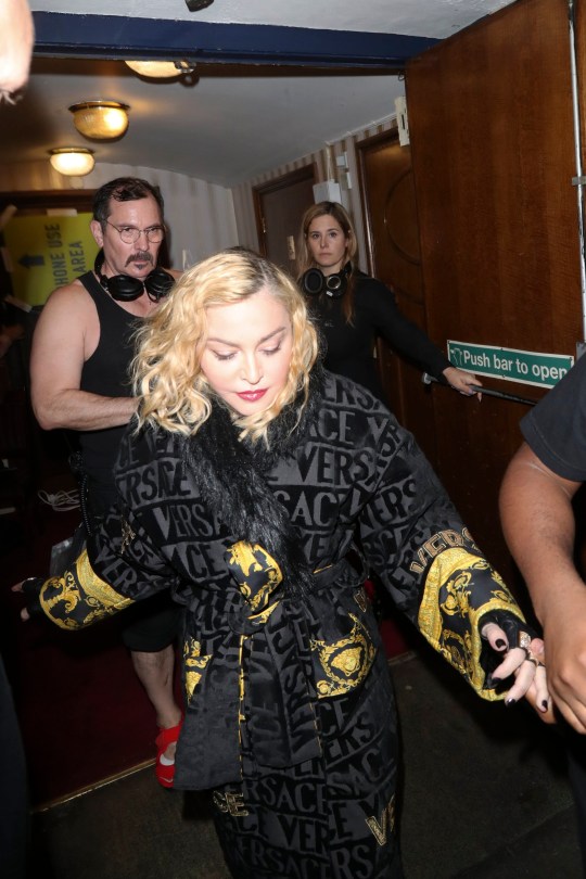 Madonna şi-a şocat din nou fanii în timpul unui concert! "Ştiţi că mărimea contează, nu?"