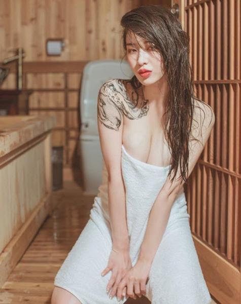 MC trực tuyến hút hồn hàng triệu fan nam nhờ vòng một gần 100 cm MC trực tuyến hút hồn hàng triệu fan nam nhờ vòng một gần 100 cm