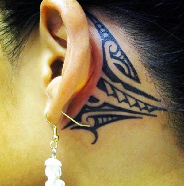 chica nos enseña su tatuaje detras de la oreja