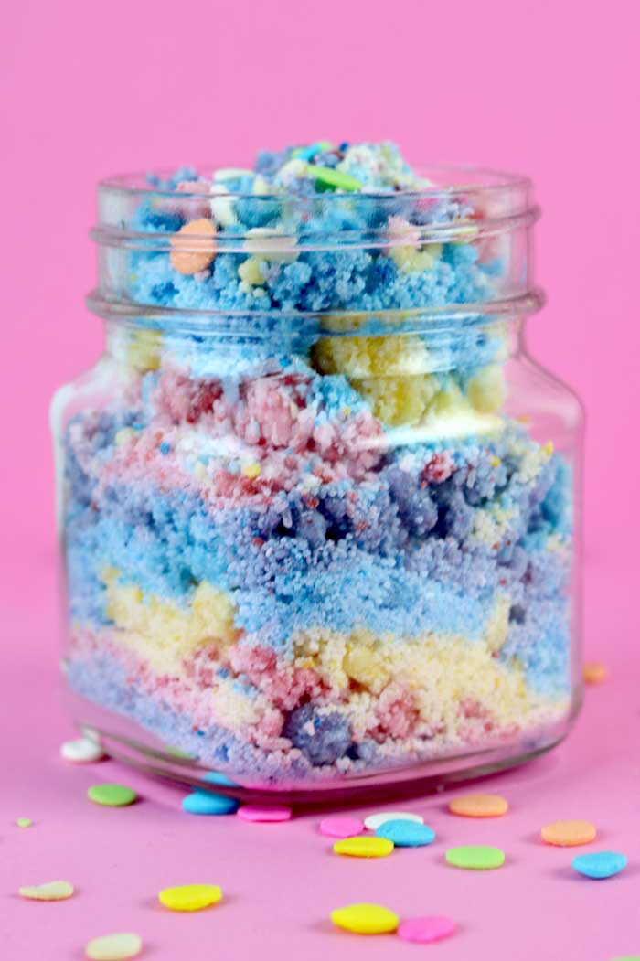 How to make DIY fizzy unicorn bath powder. Made with citric acid, baking soda, and mango butter, this easy moisturizing bath bomb dust makes great gifts for teachers, for friends, for women, for teens, and for Christmas. This unique DIY beauty recipe is cheap and simple to make. Need gift ideas? Make DIY bath and body gifts!  #unicorn #bathpowder #fizzy #fizzing