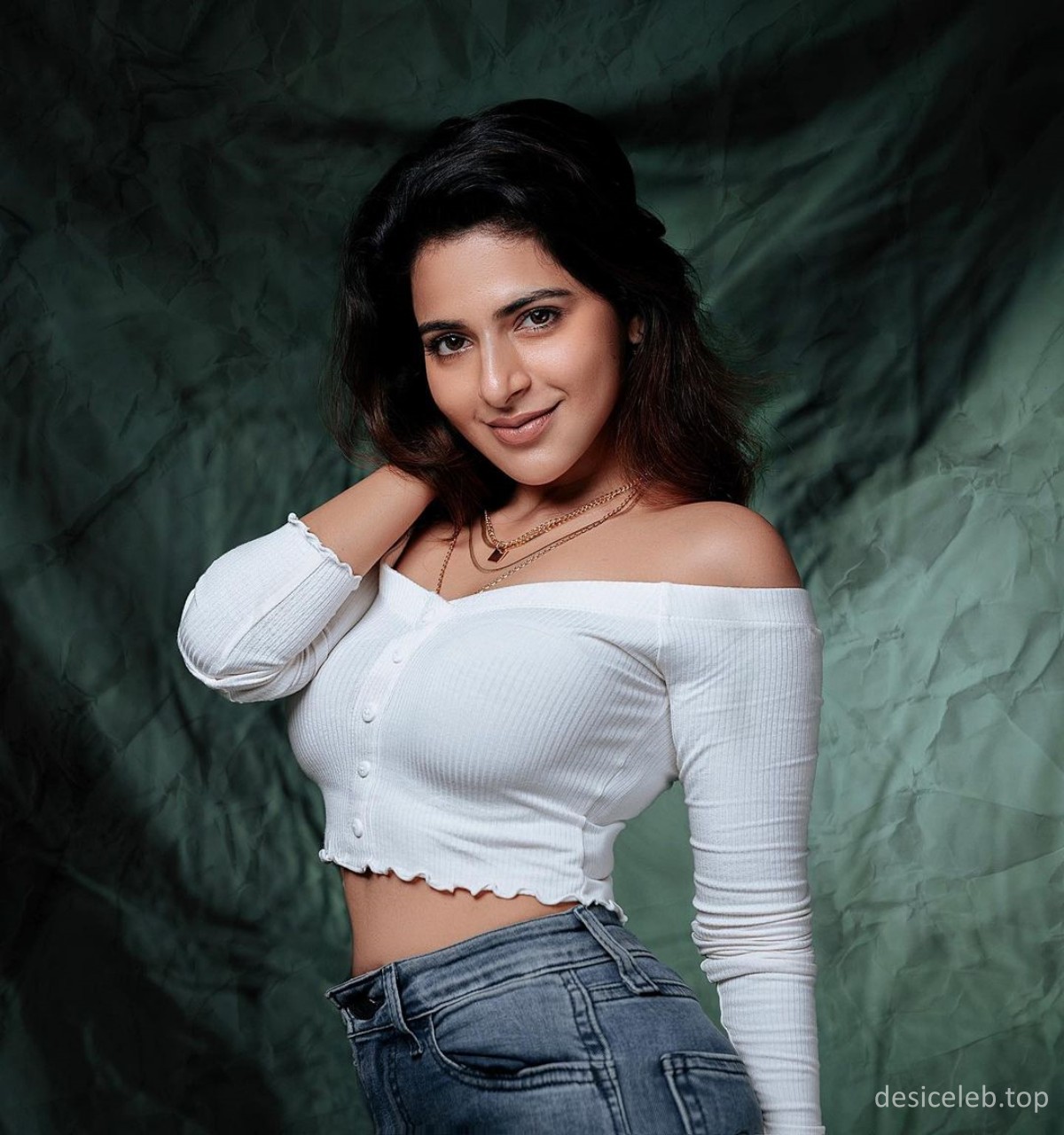 Tamil Actress Iswarya Menon Big Boobs Pics collections, Iswarya Menon big melons, Iswarya Menon boobs, Iswarya Menon cleavage