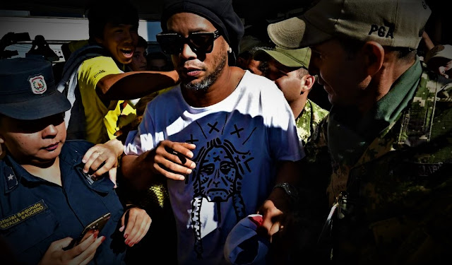 Ronaldinho foi preso no Paraguai por uso de documentos falsos, incluindo passaporte e identidade paraguaia.