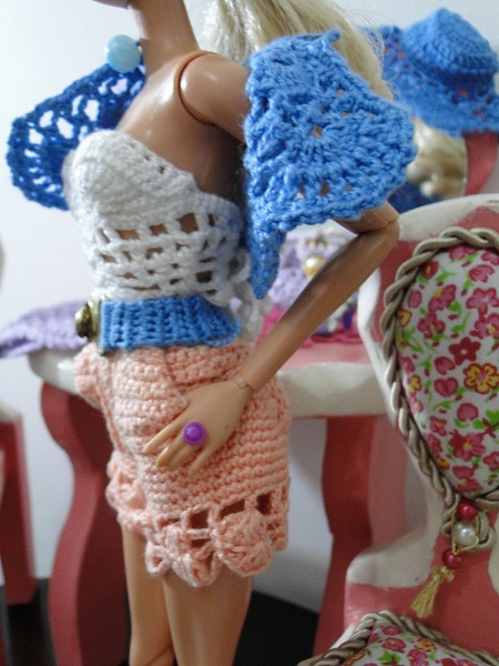 Barbie Crochê Miniaturas Artesanato e Coisas Mais: Roupinha de Crochê Para  Barbie Com Gráf…