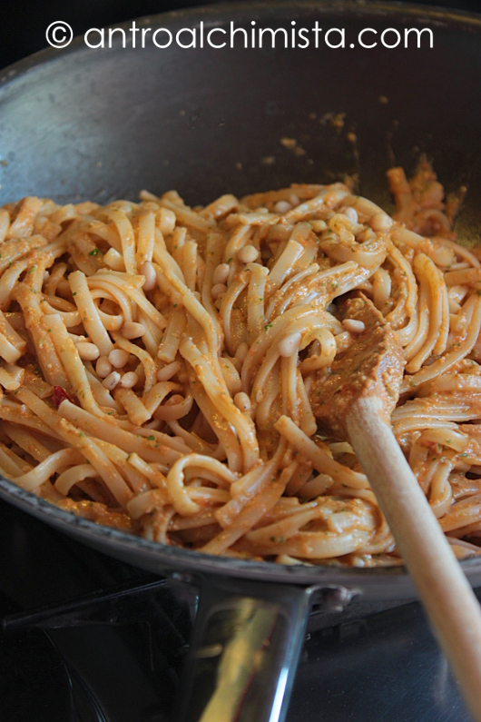 Linguine al Pesto Rosso con Rucola e Pasta d’Acciughe