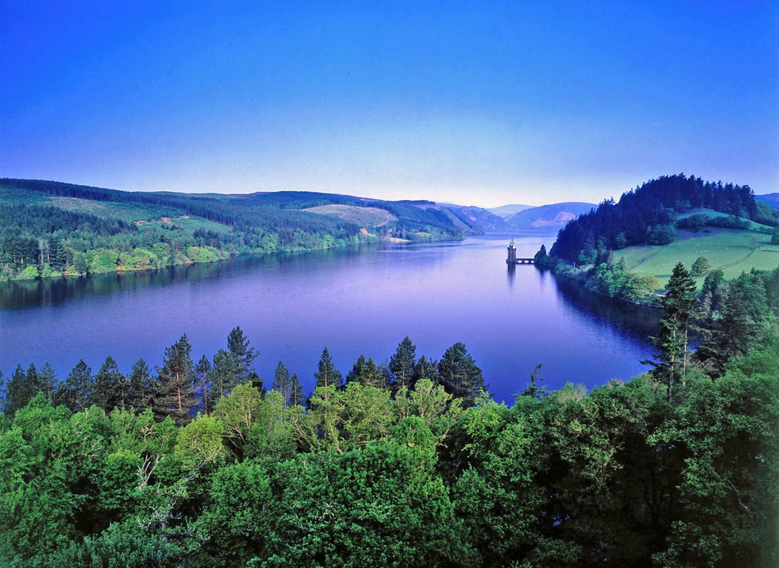 showmewales2 Explore Lake Vyrnwy on a summer break from £498 per couple