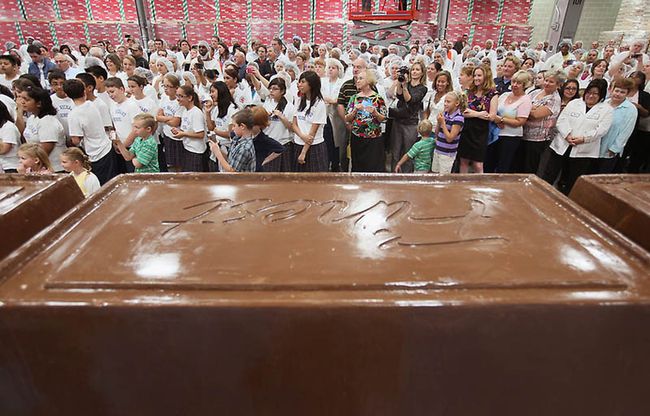 Top World News The Biggest Chocolate Bar In The World