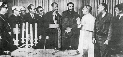 Mons. Cesar Zacchi recepciona Fidel Castro no Palácio da Nunciatura em Havana. Presentes Mons. Clarizio delegado Apostólico no Canadá (batina branca) e bispos cubanos.