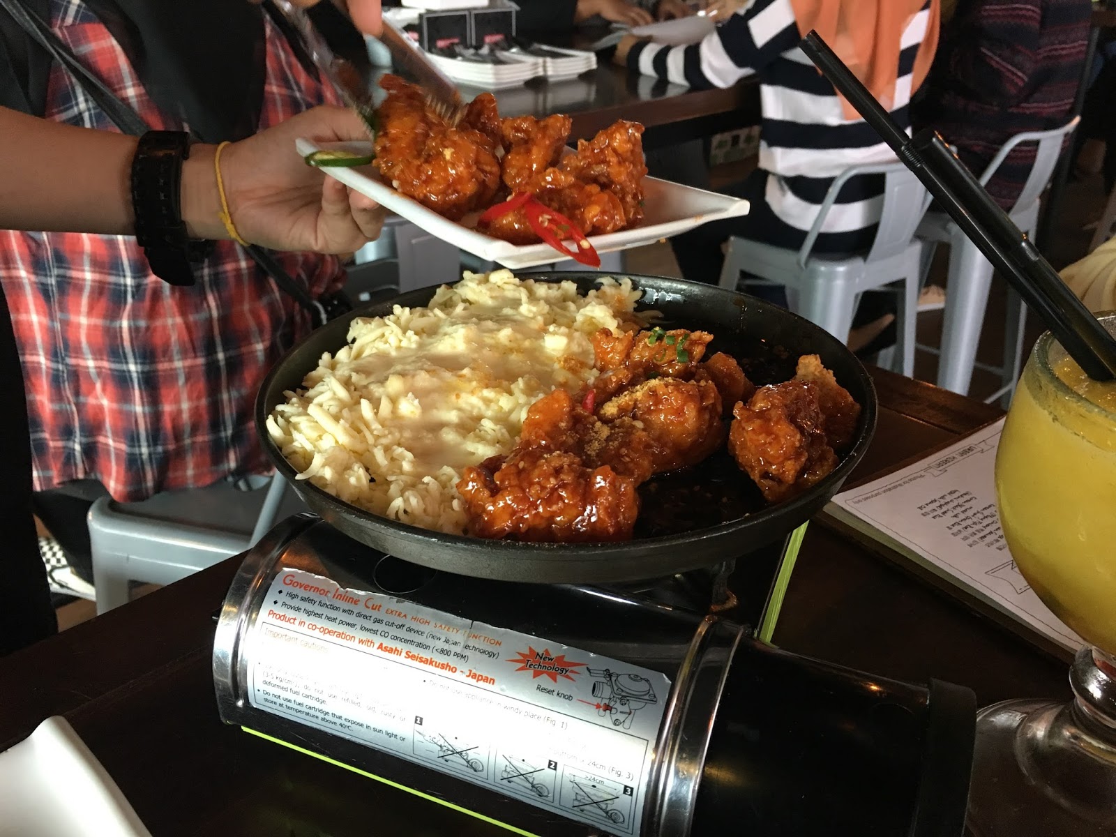THE COMPARISON OF KOREAN FRIED CHICKEN WITHIN TWO OUTLETS ( KFRY AND